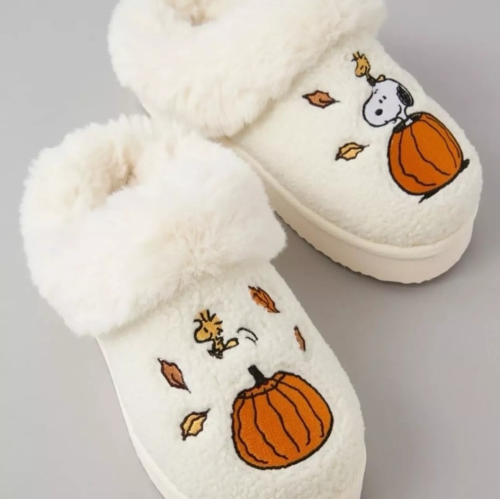 New AE Fall Peanuts Snoopy Slippers American Eagle Women's Size 8
